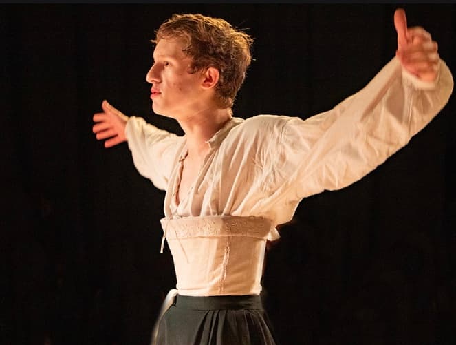 Sam Driver performance photo